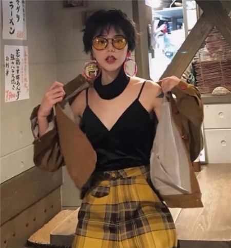 三款流行的短卷发 外翘内扣泡面卷
