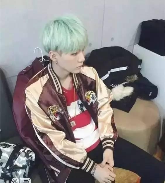 减龄又迷人的男生帅气锅盖头发型