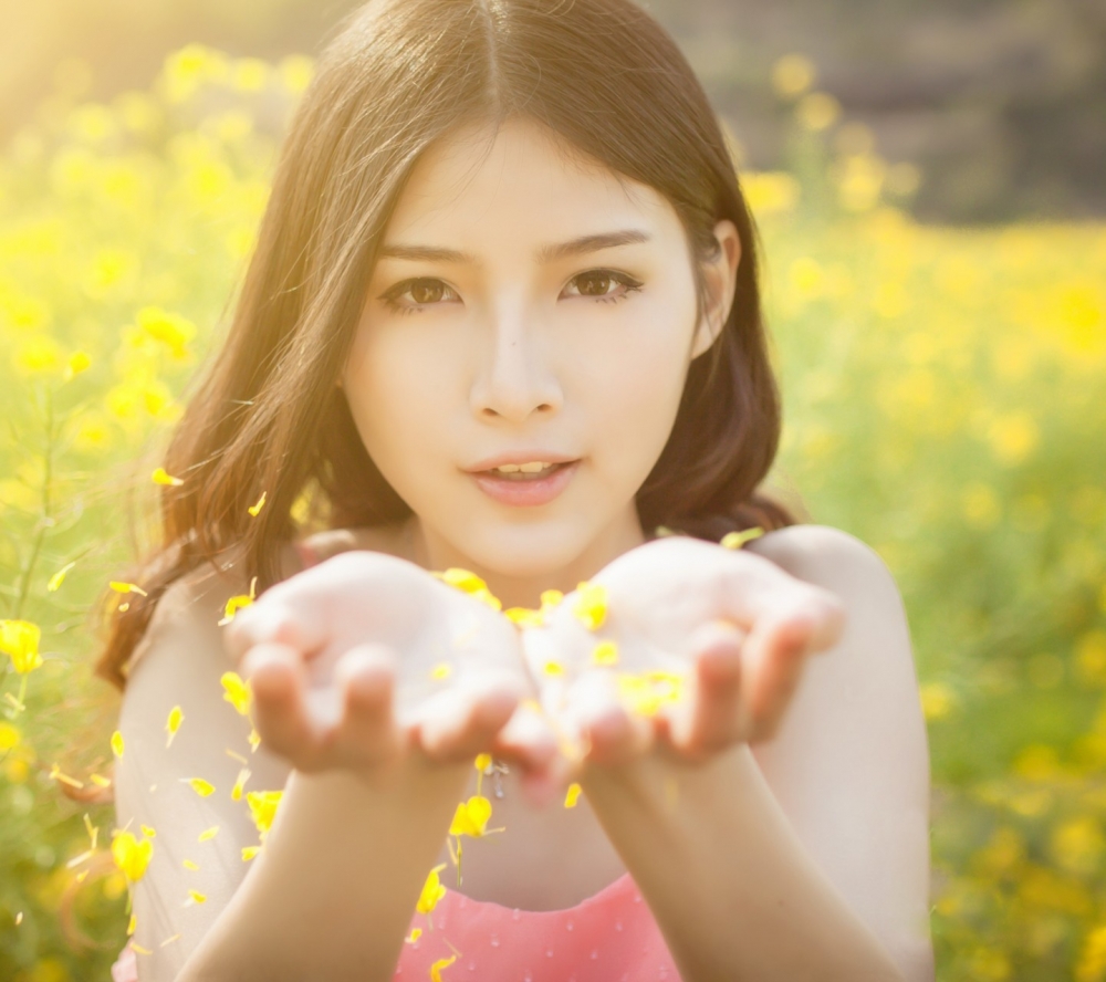 花丛里的极品清纯养眼可爱美女图片手机壁纸下载2
