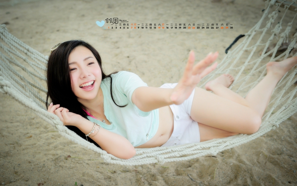 2015年11月日历壁纸俏皮可爱小清新美女沙滩写真
