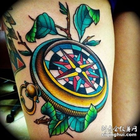 大腿彩色指南针纹身图案