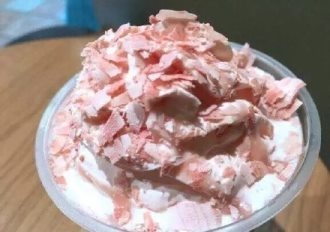 粉红色冰淇淋饮料
