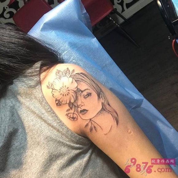 肩膀人物花朵纹身图案