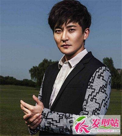 商务男士适合什么样的发型 郭京飞演绎帅气成熟男士商务发型