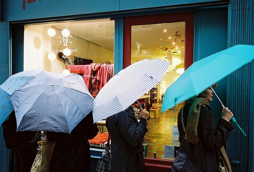 唯美意境静谧雨天撑伞美图