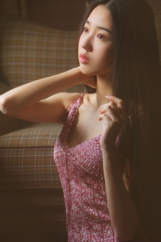 唯美长发大眼美女高清手机桌面壁纸下载