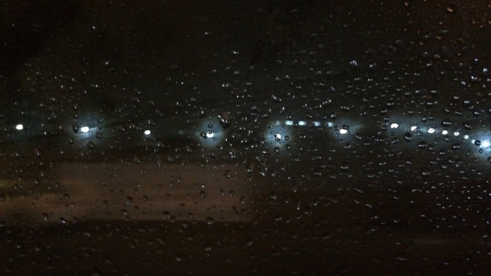 车窗玻璃上的雨滴电脑壁纸