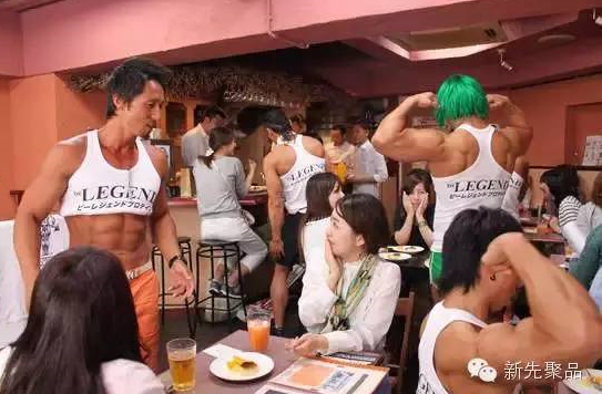 “肌肉胸涌”的猛男咖啡厅
