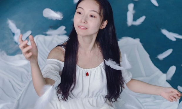 长发可爱清纯迷人性感美女写真