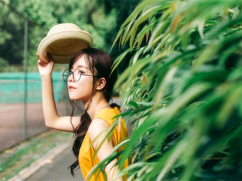 文艺美女清新户外写真桌面壁纸