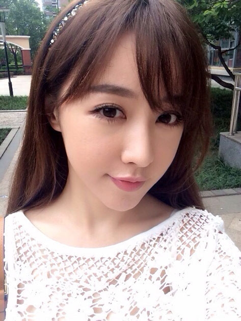 王婉珈甜美家居照 亭亭玉立