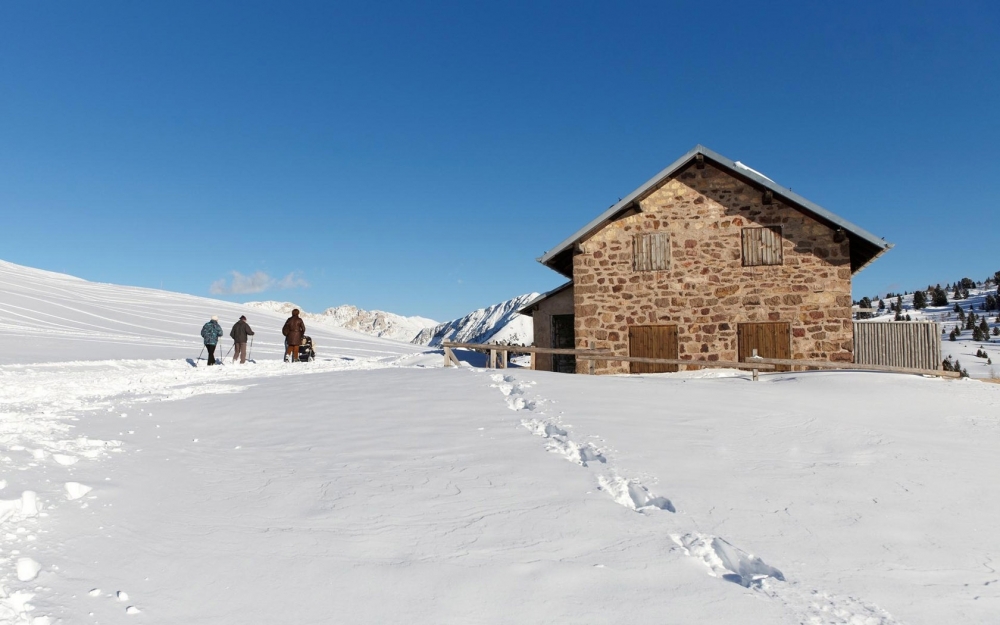 雪山小屋电脑桌面壁纸