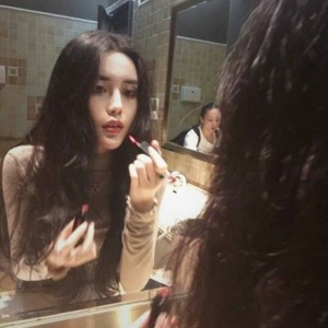 气质长发帅气美女微信头像