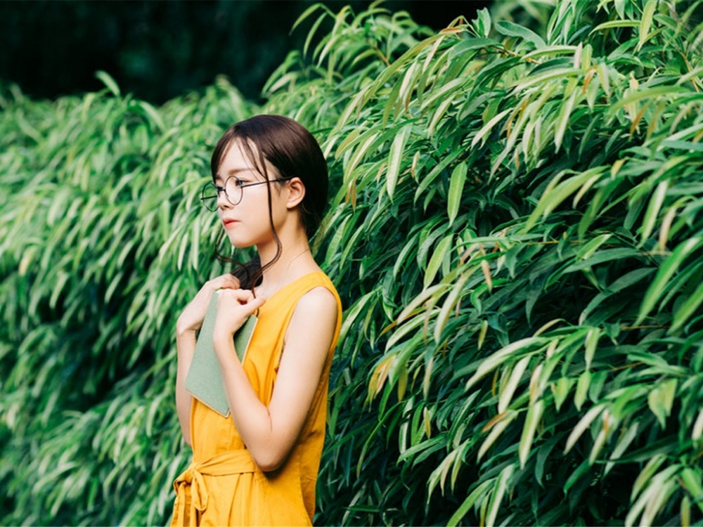 文艺美女清新户外写真桌面壁纸