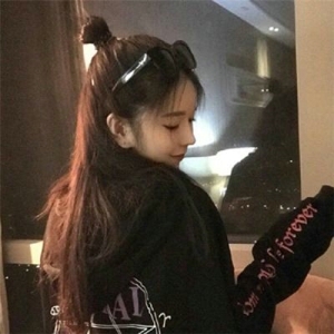 气质长发帅气美女微信头像