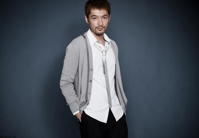 胡歌面容俊美飘逸儒雅 属于英俊少年的典范