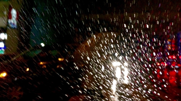 车窗玻璃上的雨滴电脑壁纸
