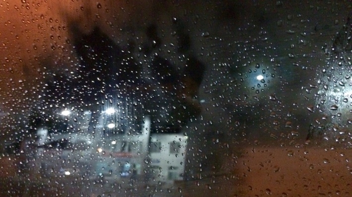 车窗玻璃上的雨滴电脑壁纸