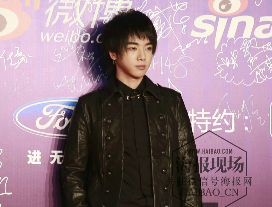 “音乐小魔王”华晨宇认真签名时的背影Pose莫名有点萌