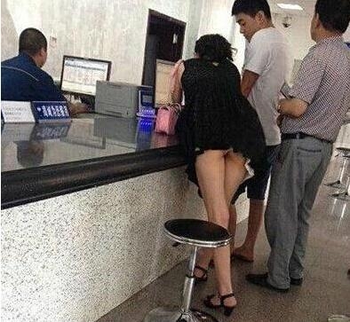 女汉子霸气坐姿搞笑图