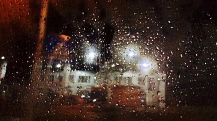 车窗玻璃上的雨滴电脑壁纸