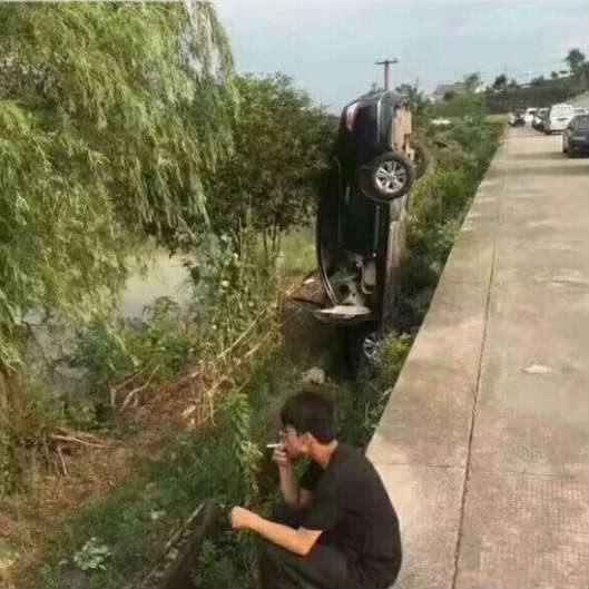 开车累了，停下来抽支烟