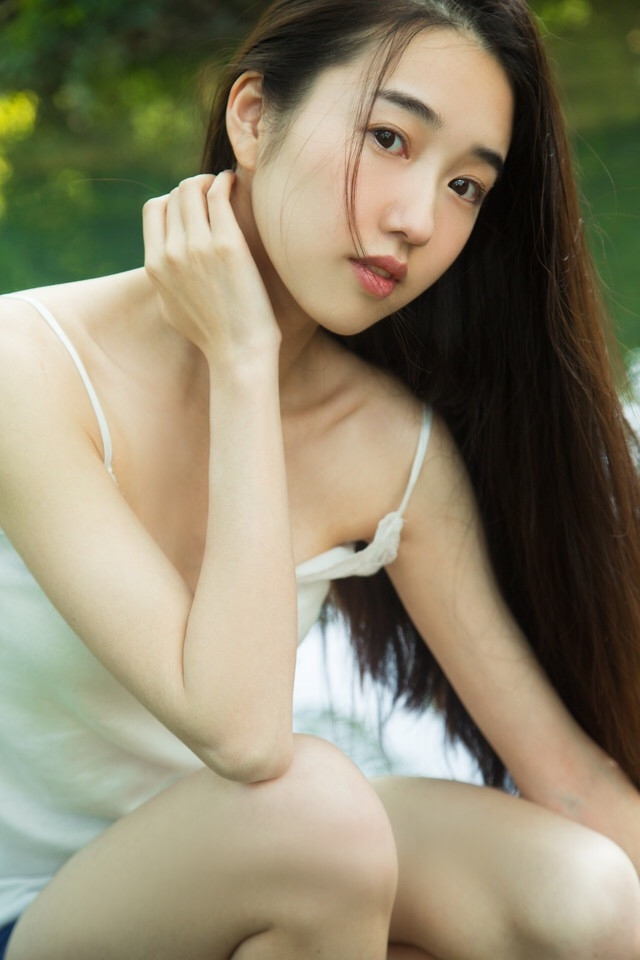 唯美长发大眼美女高清手机桌面壁纸下载