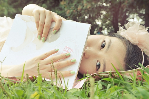 绿色意境甜美女生快乐美图