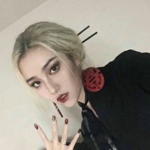气质长发帅气美女微信头像
