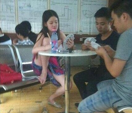 女汉子霸气坐姿搞笑图