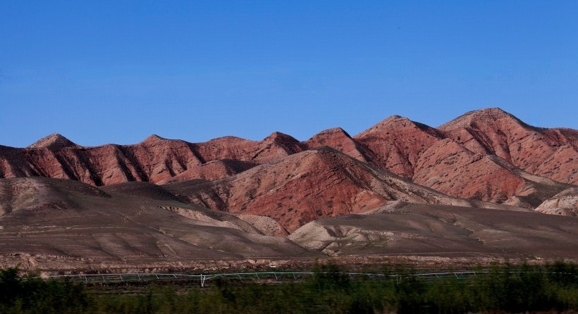 光秃秃的宁夏固原高山地貌图片