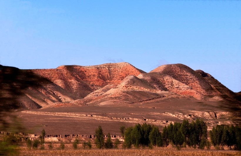 光秃秃的宁夏固原高山地貌图片