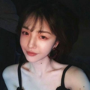 气质长发帅气美女微信头像