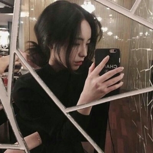 气质长发帅气美女微信头像