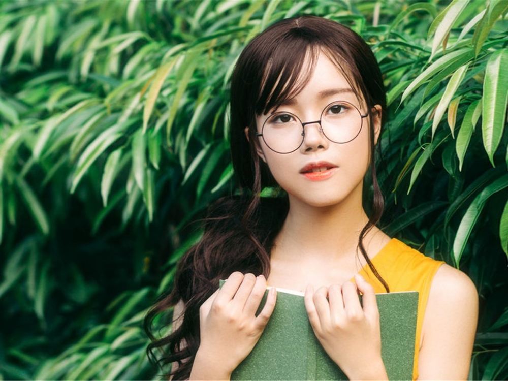 文艺美女清新户外写真桌面壁纸