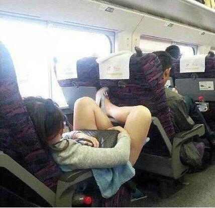 女汉子霸气坐姿搞笑图