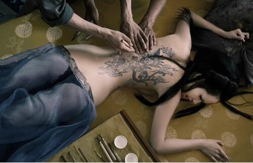 美女戚薇裸背大尺度纹身图片