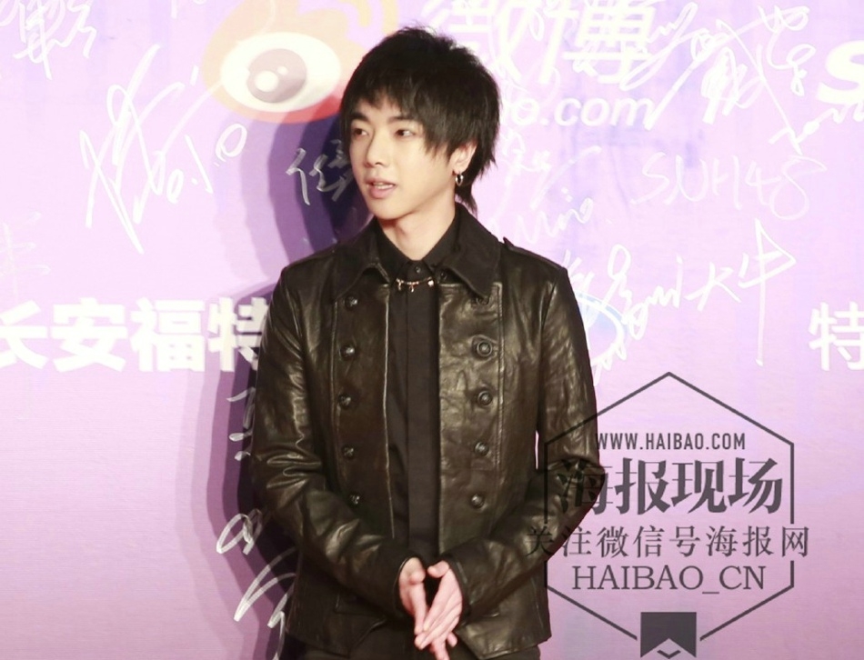 “音乐小魔王”华晨宇认真签名时的背影Pose莫名有点萌