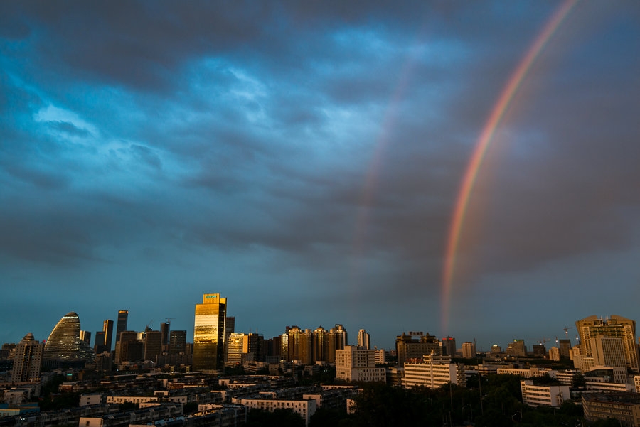 北京雨后的彩虹图片