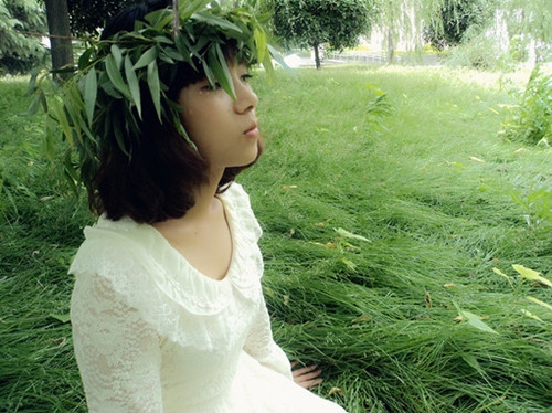 绿色意境甜美女生快乐美图