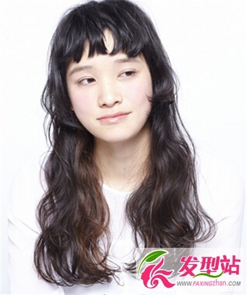 女生齐刘海长卷发发型 修颜俊美靓丽吸睛