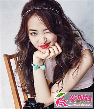 女生时尚斜刘海发型 中长发女生的修颜最佳利器