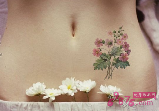 女生腹部简约植物花朵纹身图案