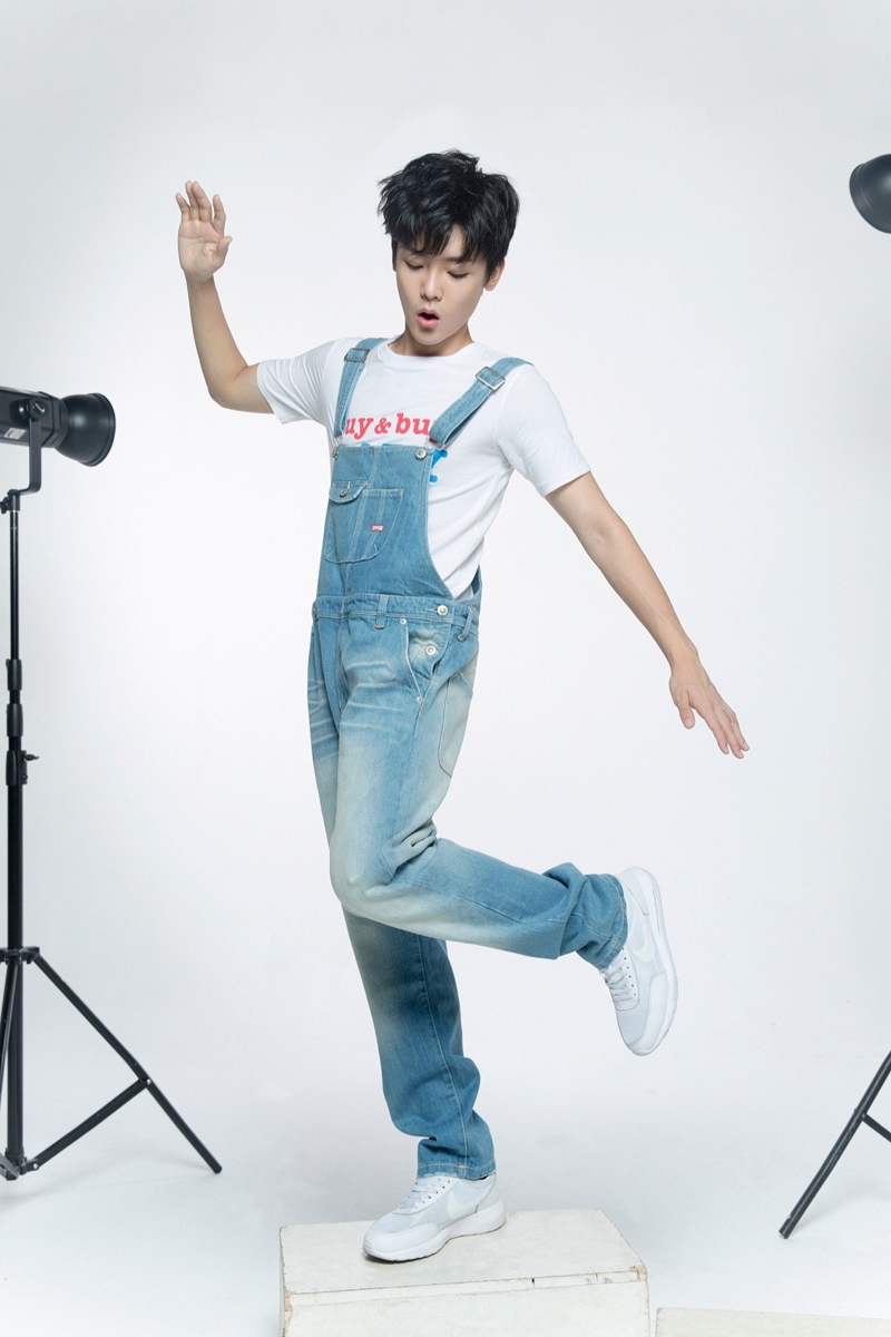 侯明昊演绎牛仔很忙彰显率性本色