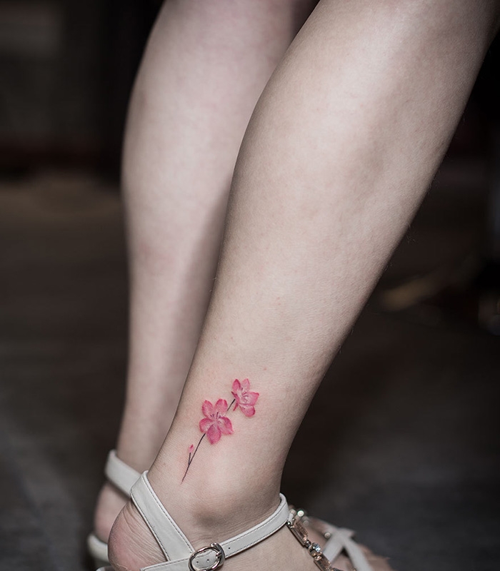 微风中的芬芳，脚踝美丽的花蕊彩绘纹身