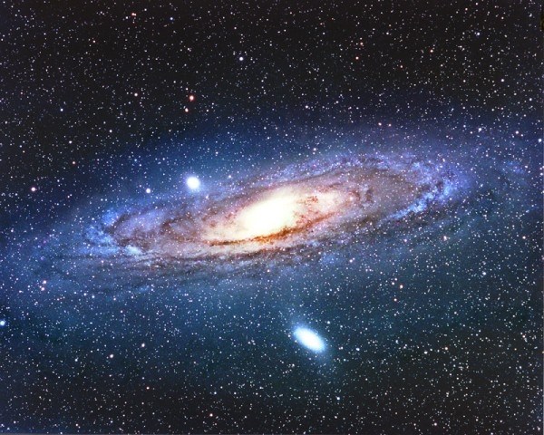 幽蓝的太空中 星星一眨一眨的仿佛邀请人们到那儿去