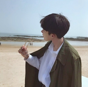 超帅的小清新95后男生头像