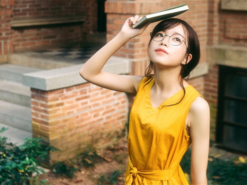 文艺美女清新户外写真桌面壁纸