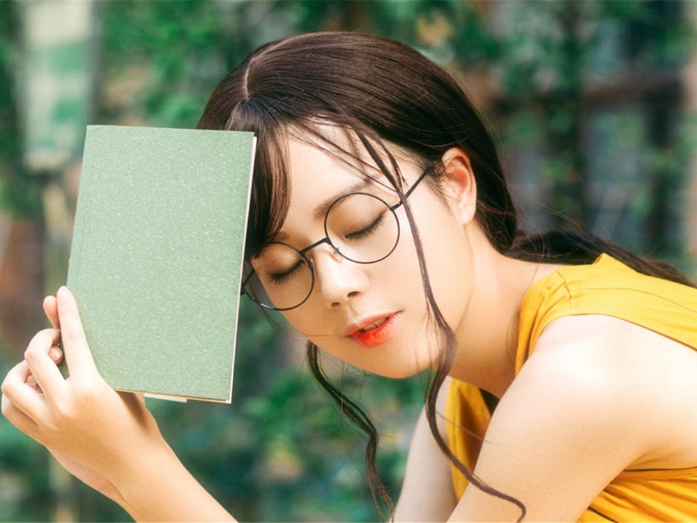 文艺美女清新户外写真桌面壁纸