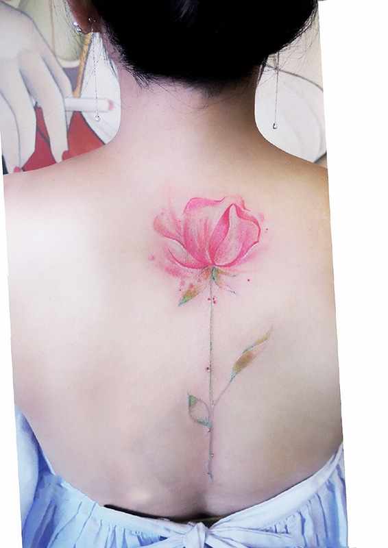 花香飘散，后背小清新花朵纹身